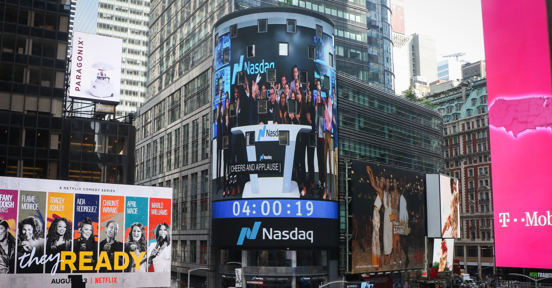 Lehigh students on Nasdaq Tower in Times Square